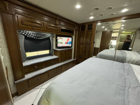 2012 Newmar Dutchstar 4354 ,  450hp, King Bed