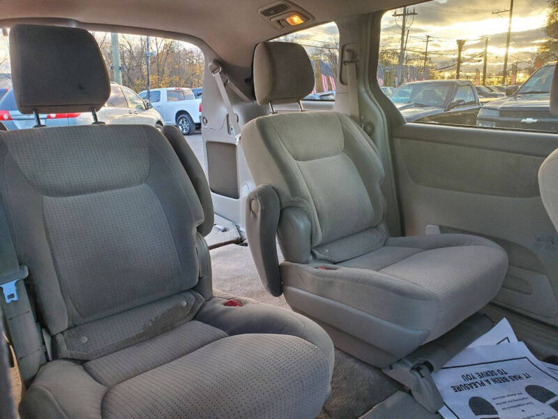 2009 Toyota Sienna LE 8-Passenger