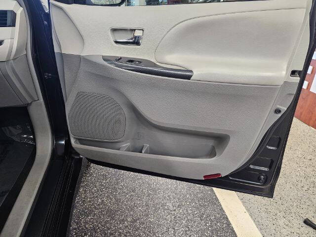 2012 Toyota Sienna SE 8-Passenger