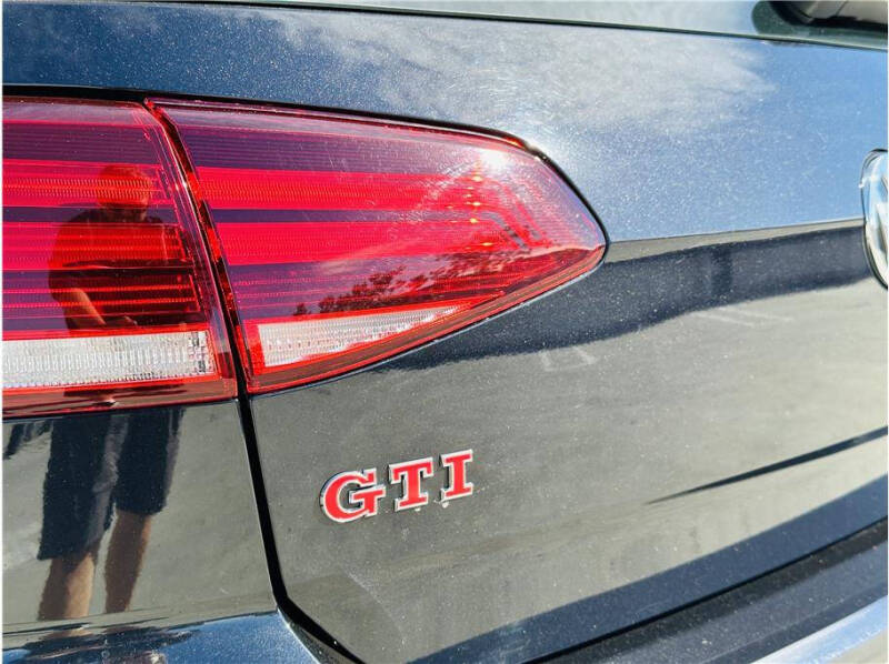 2019 Volkswagen Golf GTI SE photo 18