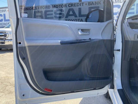 2017 Toyota Sienna LE 7-Passenger Auto Access Seat