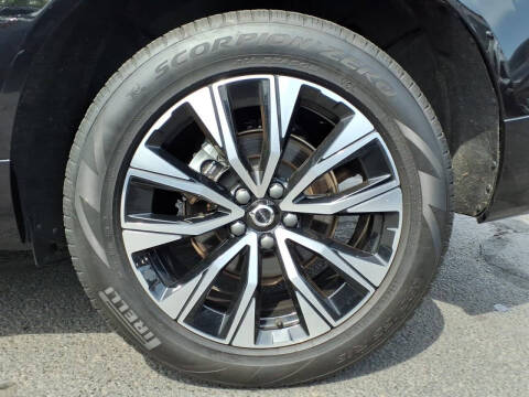 2025 Volvo XC60 B5 Core Dark Theme