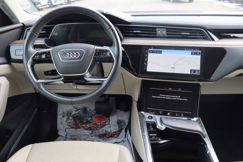 2022 Audi e-tron quattro Premium Plus