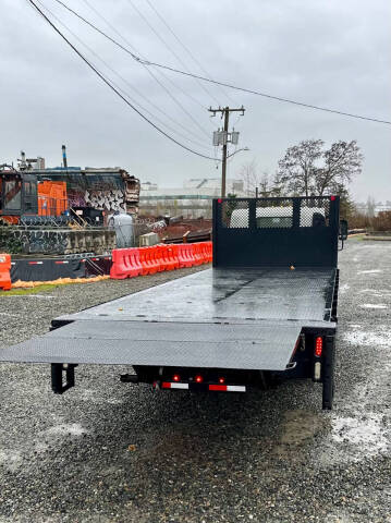 2015 Isuzu NRR  23' Flatbed + Lift Gate