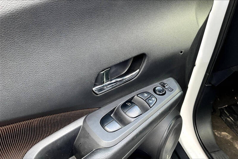 2022 Nissan Kicks SR