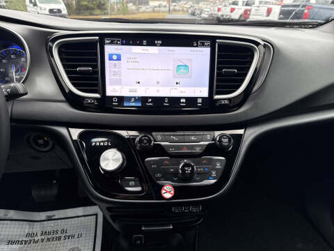 2025 Chrysler Pacifica Select