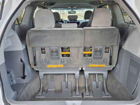 2012 Toyota Sienna LE 8-Passenger