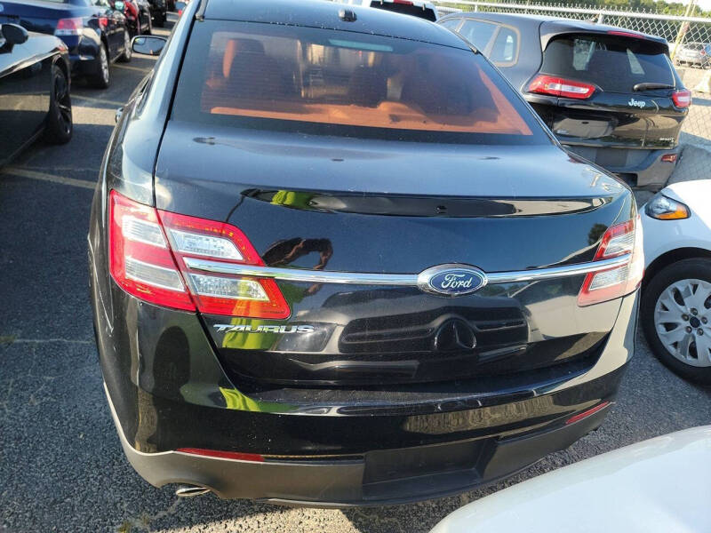 2016 Ford Taurus SE