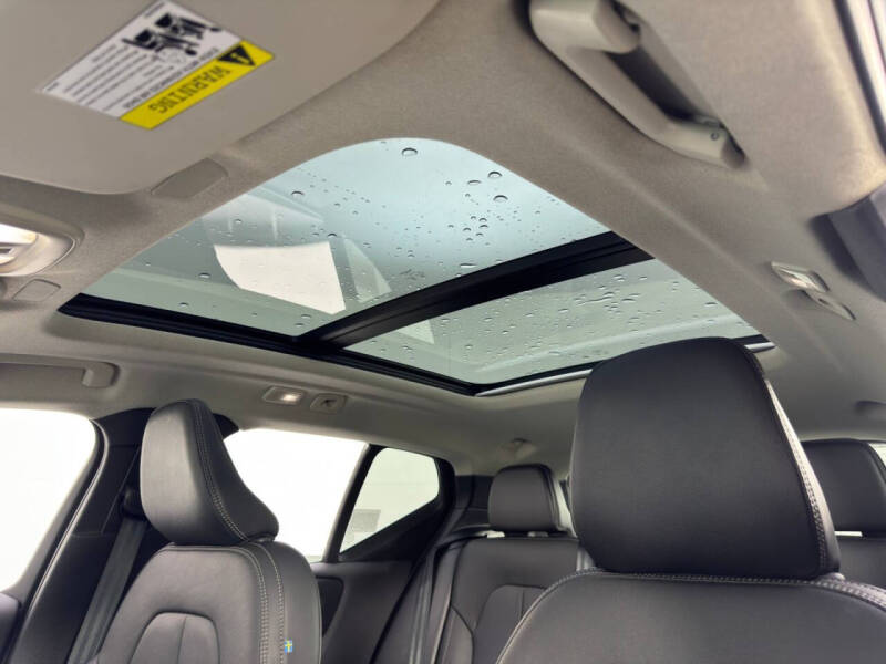 2024 Volvo XC40 B5 Plus Bright Theme