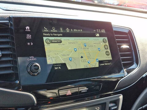 2022 Honda Pilot Touring w/Rear Captain's Chairs