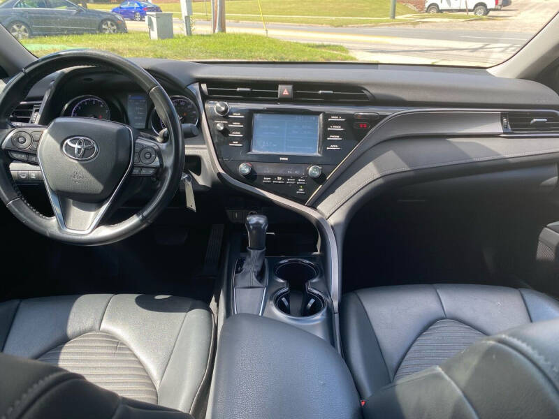 2020 Toyota Camry SE photo 14