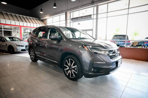 2022 Honda Pilot Touring w/Rear Captain's Chairs