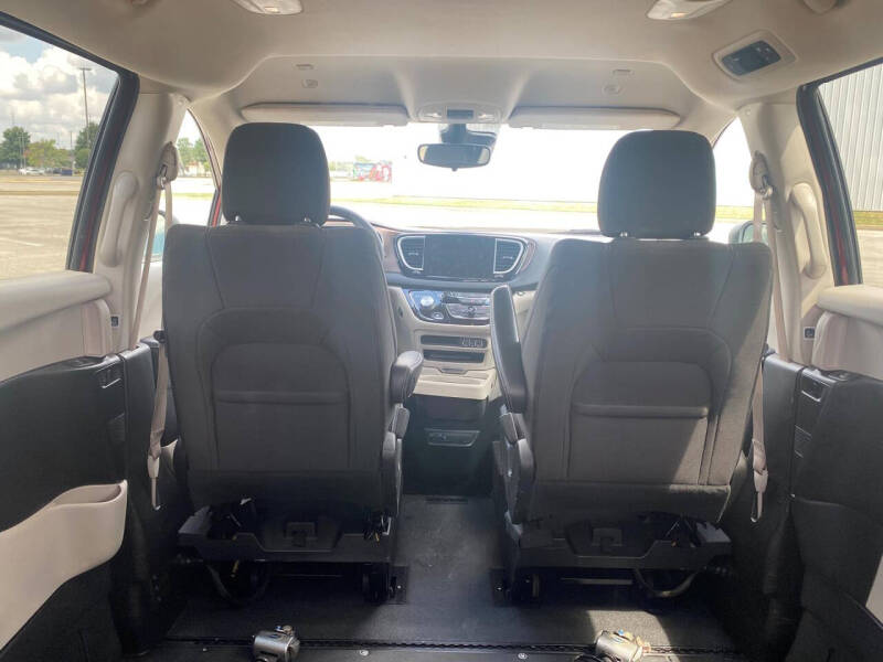 2022 Chrysler Voyager LX