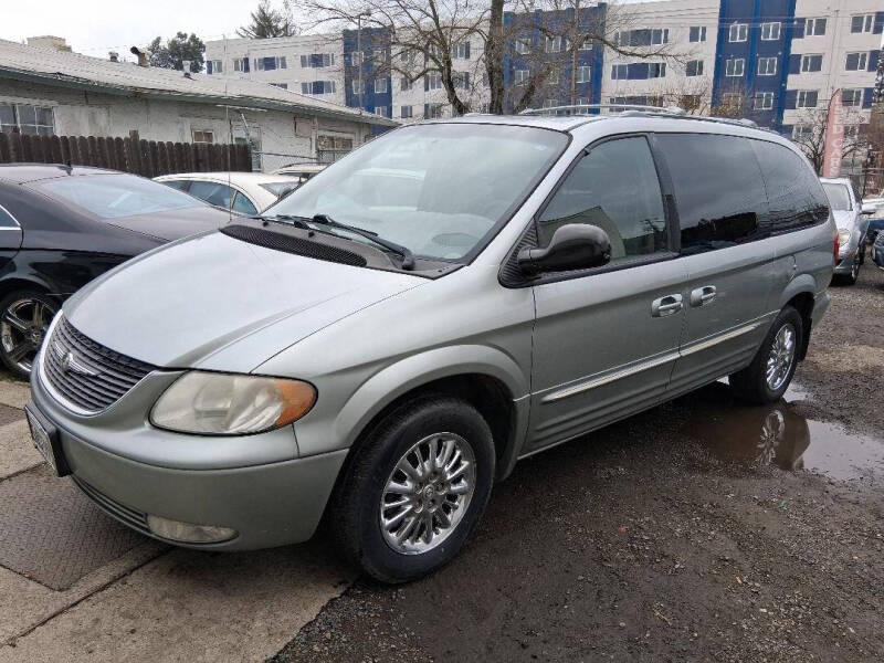 2003 Chrysler Town & Country Limited's photo