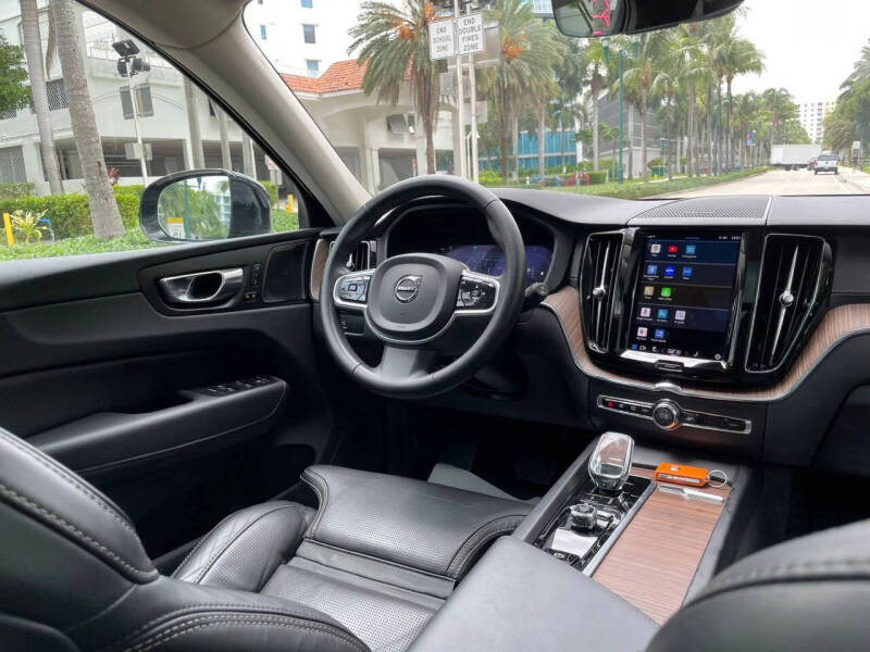 2023 Volvo XC60 B5 Ultimate Dark Theme