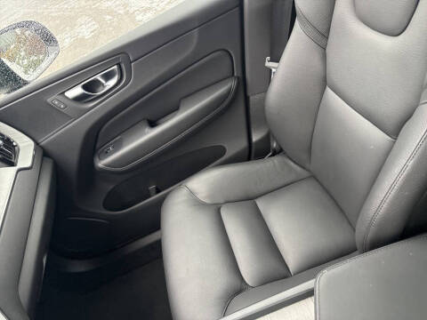 2025 Volvo XC60 B5 Plus Dark Theme