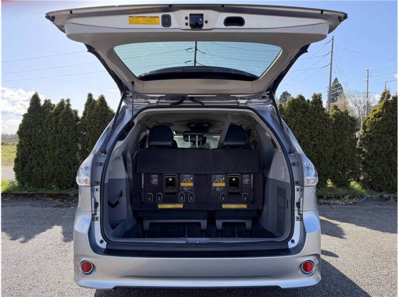 2013 Toyota Sienna SE 8-Passenger