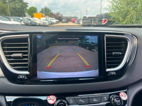 2025 Chrysler Pacifica Select