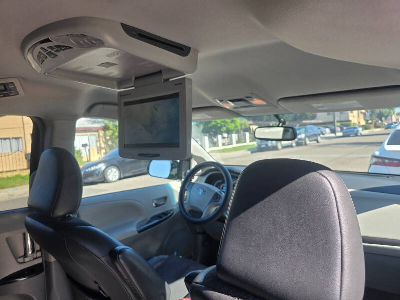 2013 Toyota Sienna SE 8-Passenger