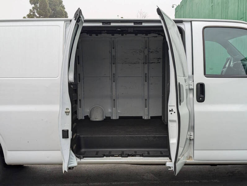 2023 GMC Savana 2500