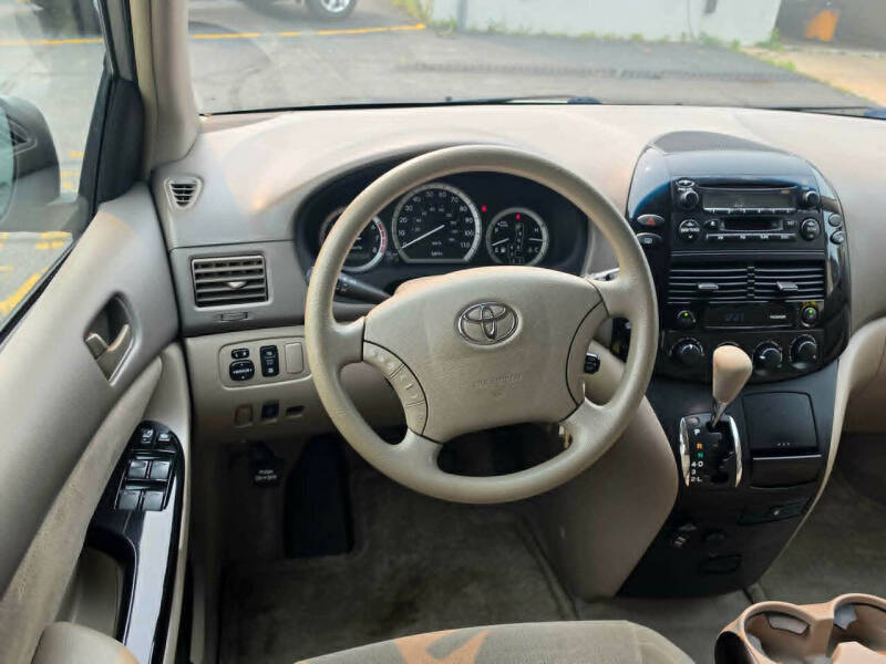 2004 Toyota Sienna LE 7 Passenger