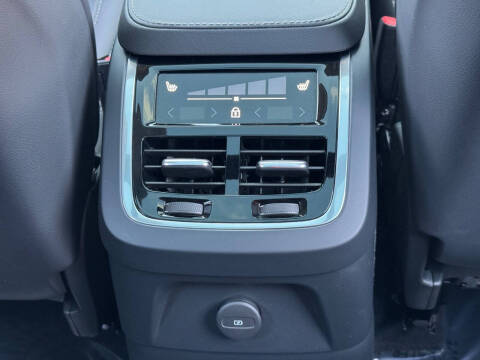 2024 Volvo XC90 Recharge T8 Ultimate Bright Theme 7P