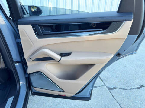 2024 Porsche Cayenne Turbo E-Hybrid Coupe