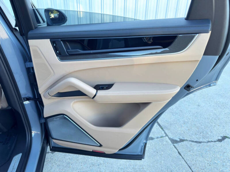 2024 Porsche Cayenne Turbo E-Hybrid Coupe