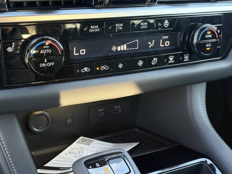 2025 Nissan Pathfinder SL