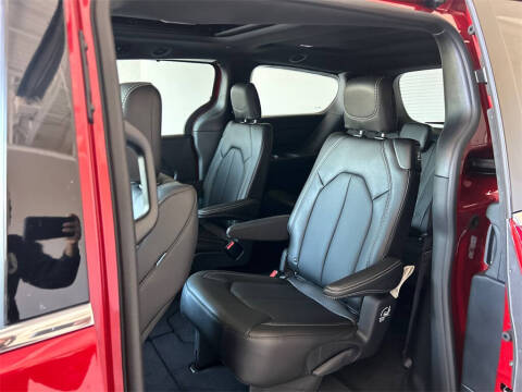 2025 Chrysler Pacifica Select