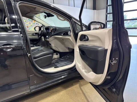 2024 Chrysler Pacifica Plug-In Hybrid Select