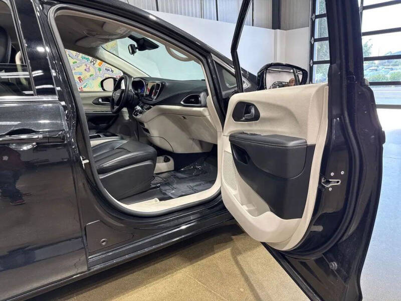 2024 Chrysler Pacifica Plug-In Hybrid Select