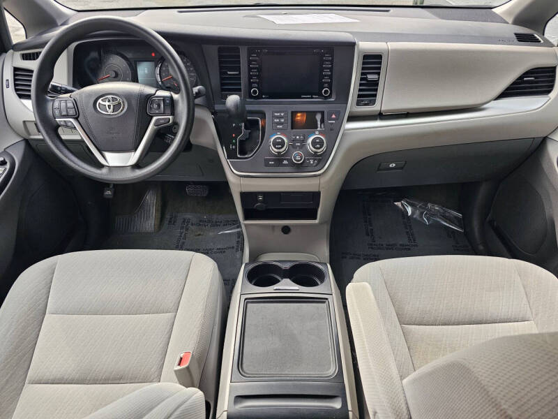 2017 Toyota Sienna LE 8-Passenger