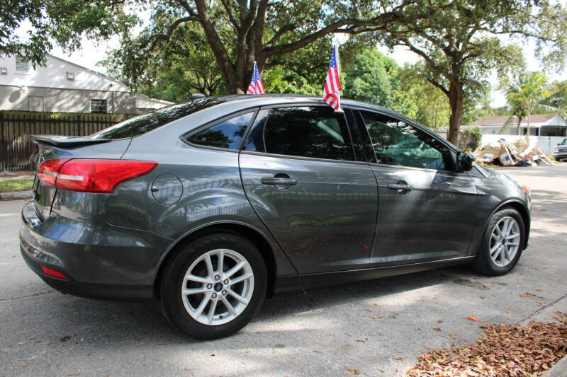 2017 Ford Focus SE photo 16