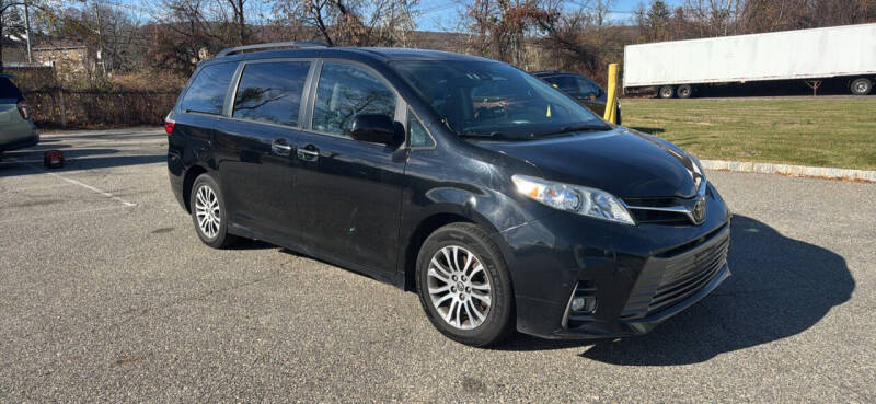 2018 Toyota Sienna XLE's photo