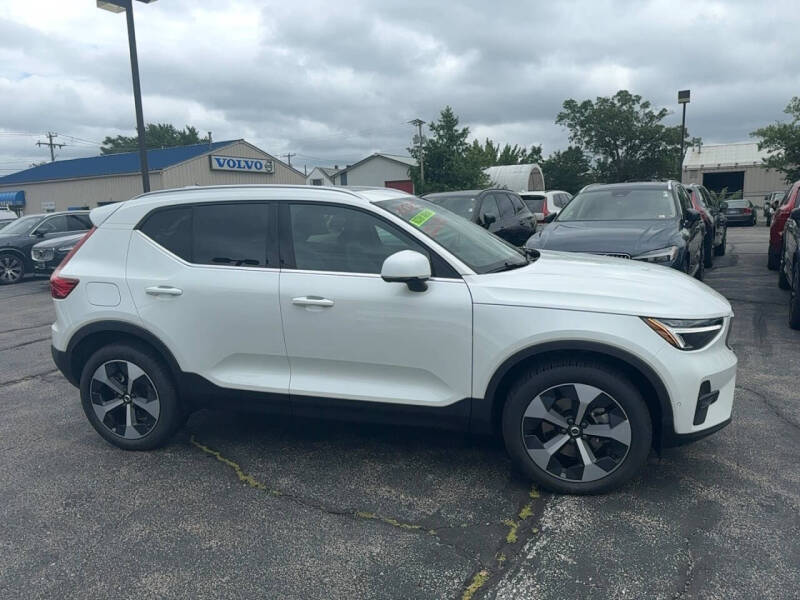 2025 Volvo XC40 B5 Plus Bright Theme