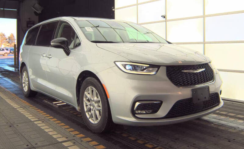 2024 Chrysler Pacifica Touring L's photo