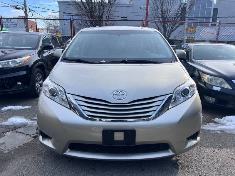 2015 Toyota Sienna LE 8-Passenger