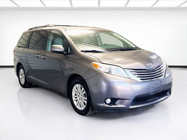 2017 Toyota Sienna XLE 7-Passenger Auto Access Seat