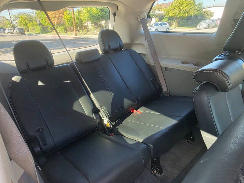 2013 Toyota Sienna SE 8-Passenger