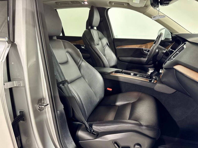 2022 Volvo XC90 T6 Momentum 6-Passenger
