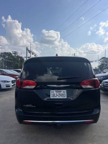 2017 Chrysler Pacifica Touring-L Plus