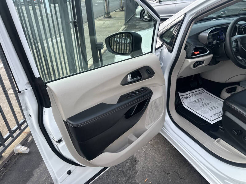 2023 Chrysler Pacifica Plug-In Hybrid Touring L