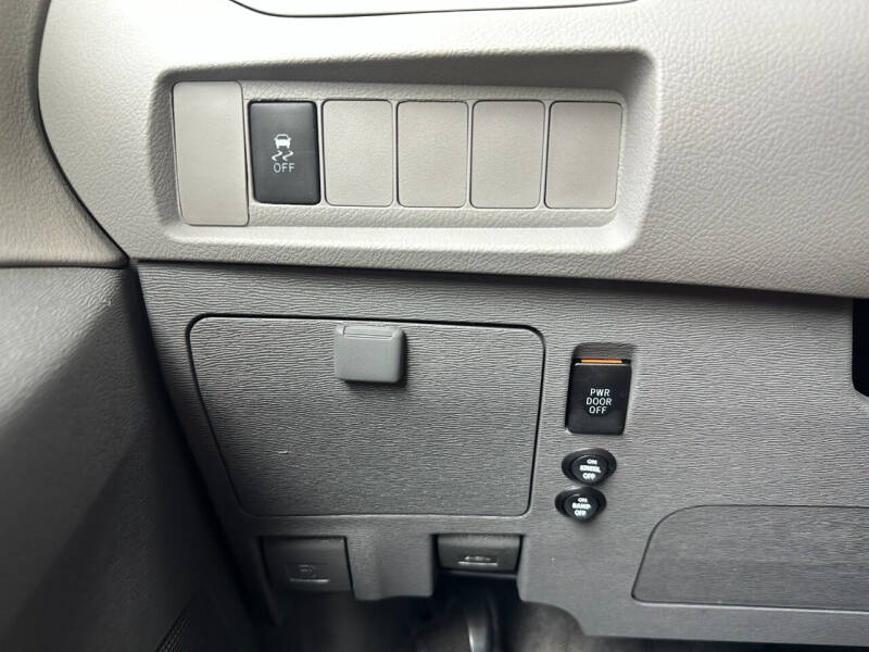 2017 Toyota Sienna LE 7-Passenger Auto Access Seat