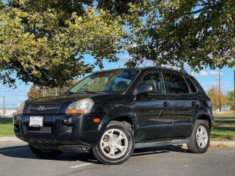 2009 Hyundai Tucson for sale at LORENA'S AUTO SALES in Hermiston OR