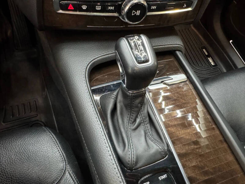 2016 Volvo XC90 T6 Momentum