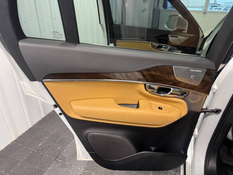 2016 Volvo XC90 T6 Momentum