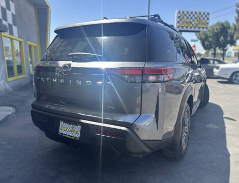 2022 Nissan Pathfinder SV
