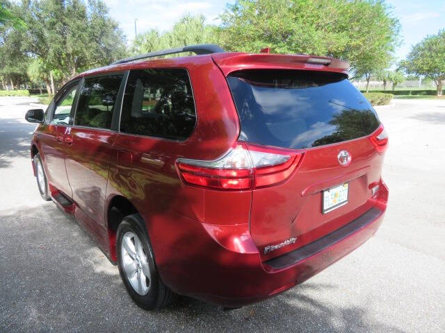 2020 Toyota Sienna LE Mobility 7-Passenger