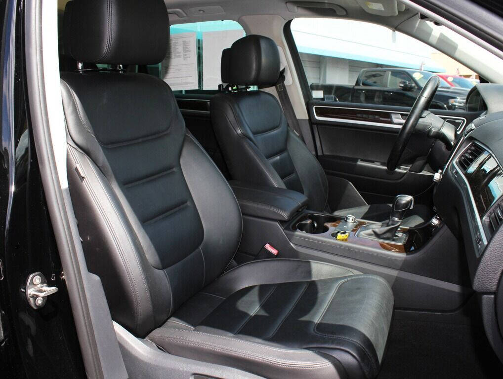 2014 Volkswagen Touareg  - $18,995